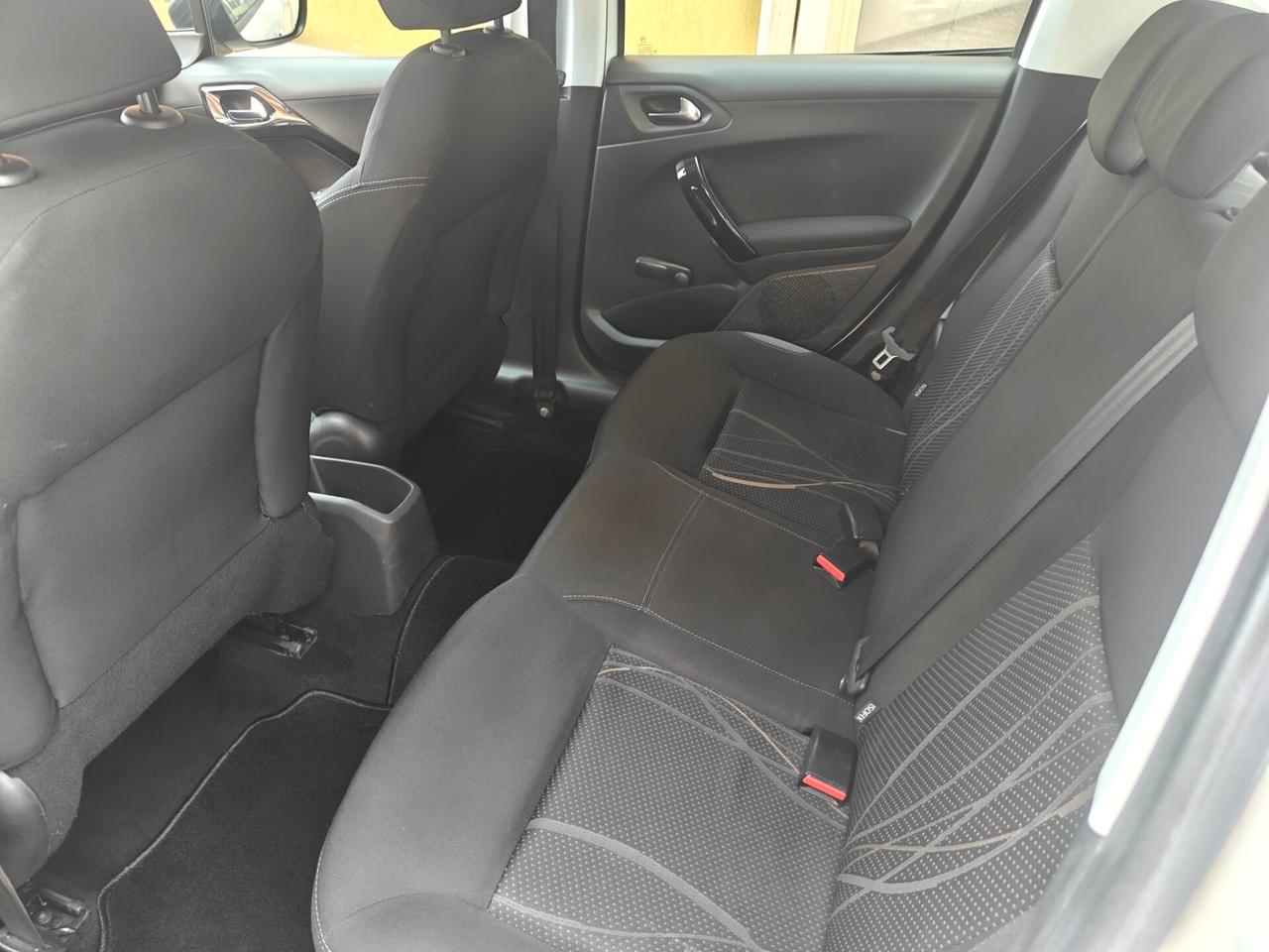 Peugeot 208 1.2 VTi Active Ok neop
