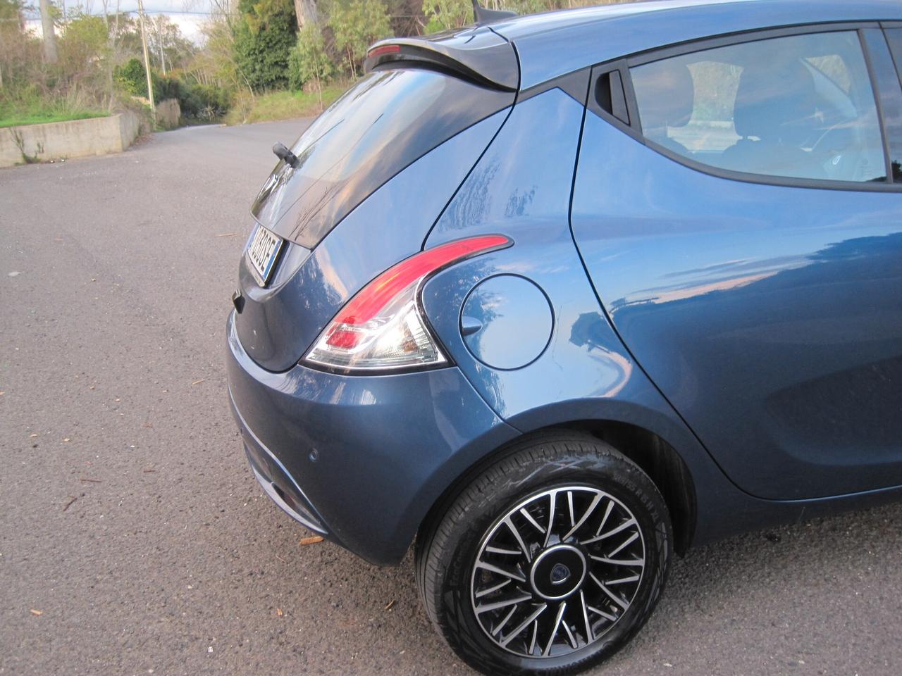 Lancia Ypsilon 1.0 FireFly 5 porte S&S Hybrid Platino