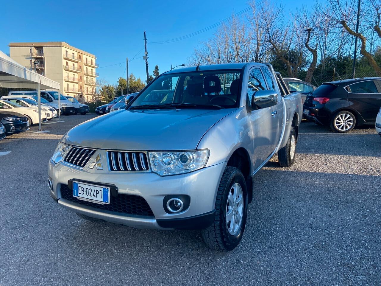 Mitsubishi L200 4 posti/Gancio ( Motore Nuovo)