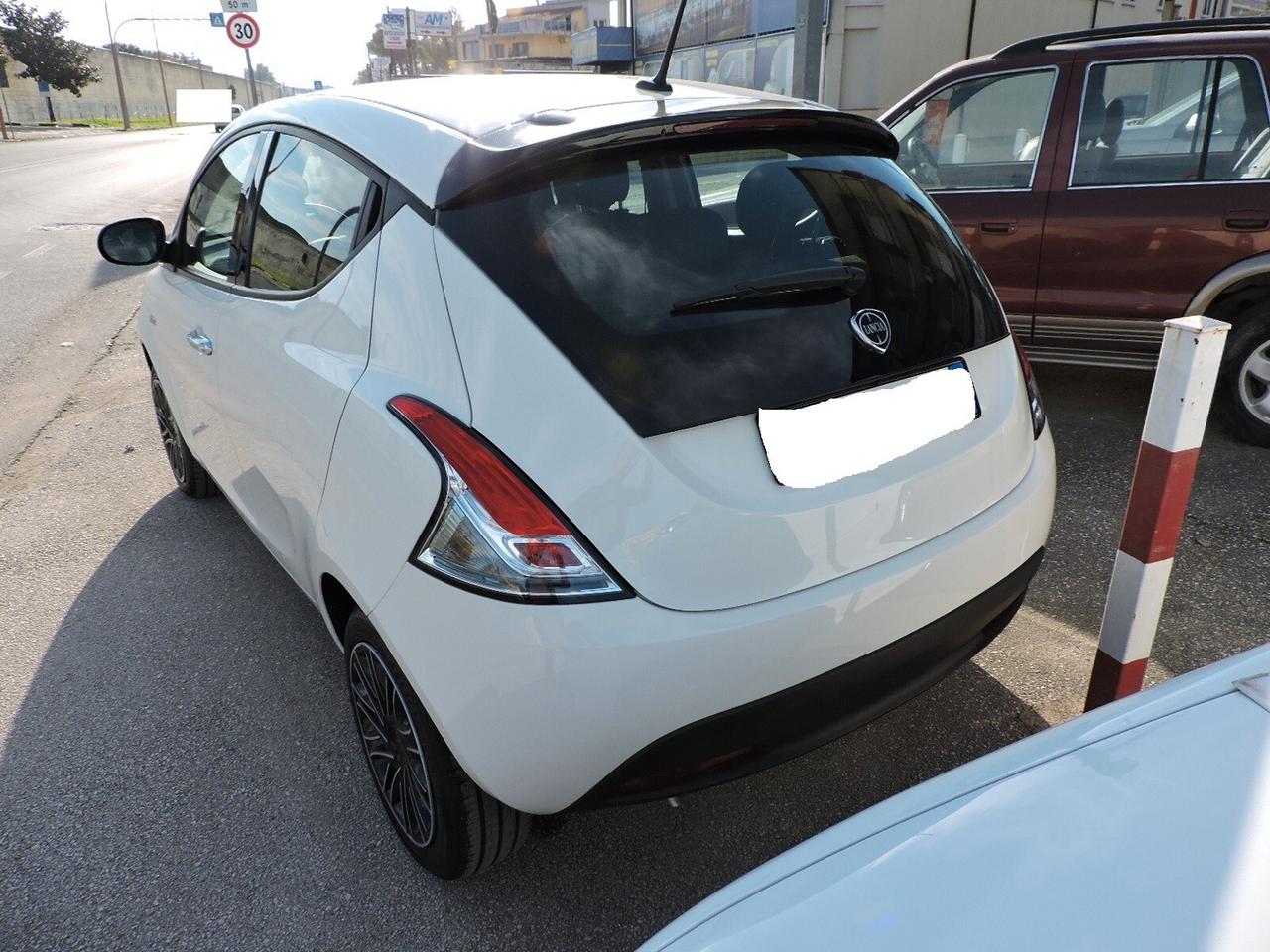 Lancia Ypsilon 1.0 ibrida solo noleggio