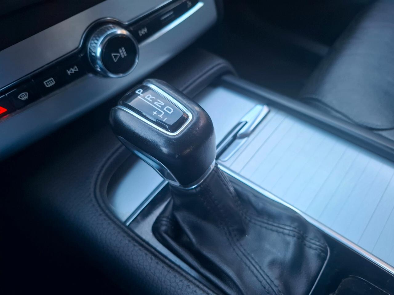 Volvo XC 90 XC90 D5 AWD Geartronic 7 posti Momentum