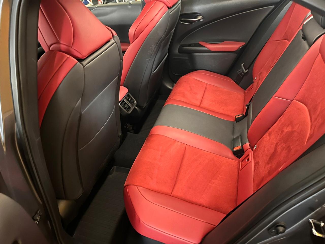 Lexus UX 250h F SPORT