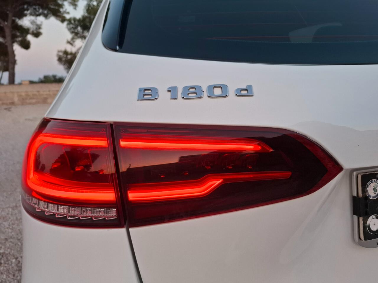 Mercedes B 180 d 115cv AUTOM. *NAVY-VIRTUAL- LED*