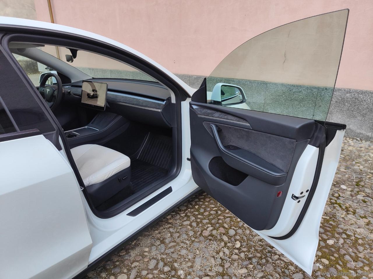 TESLA Model Y Performance AWD TETTO PELLE BIANCA