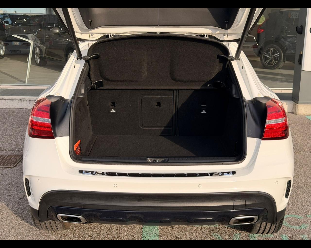 Mercedes-Benz GLA - X156 - GLA 200 d Night Edition auto