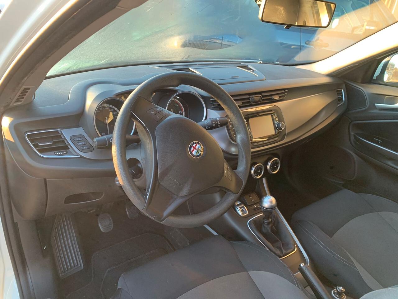 Alfa Romeo Giulietta tdi 1600 cc, molto bella , accessoriata, anno 2014, km 98000, tagliandata, neo patentati
