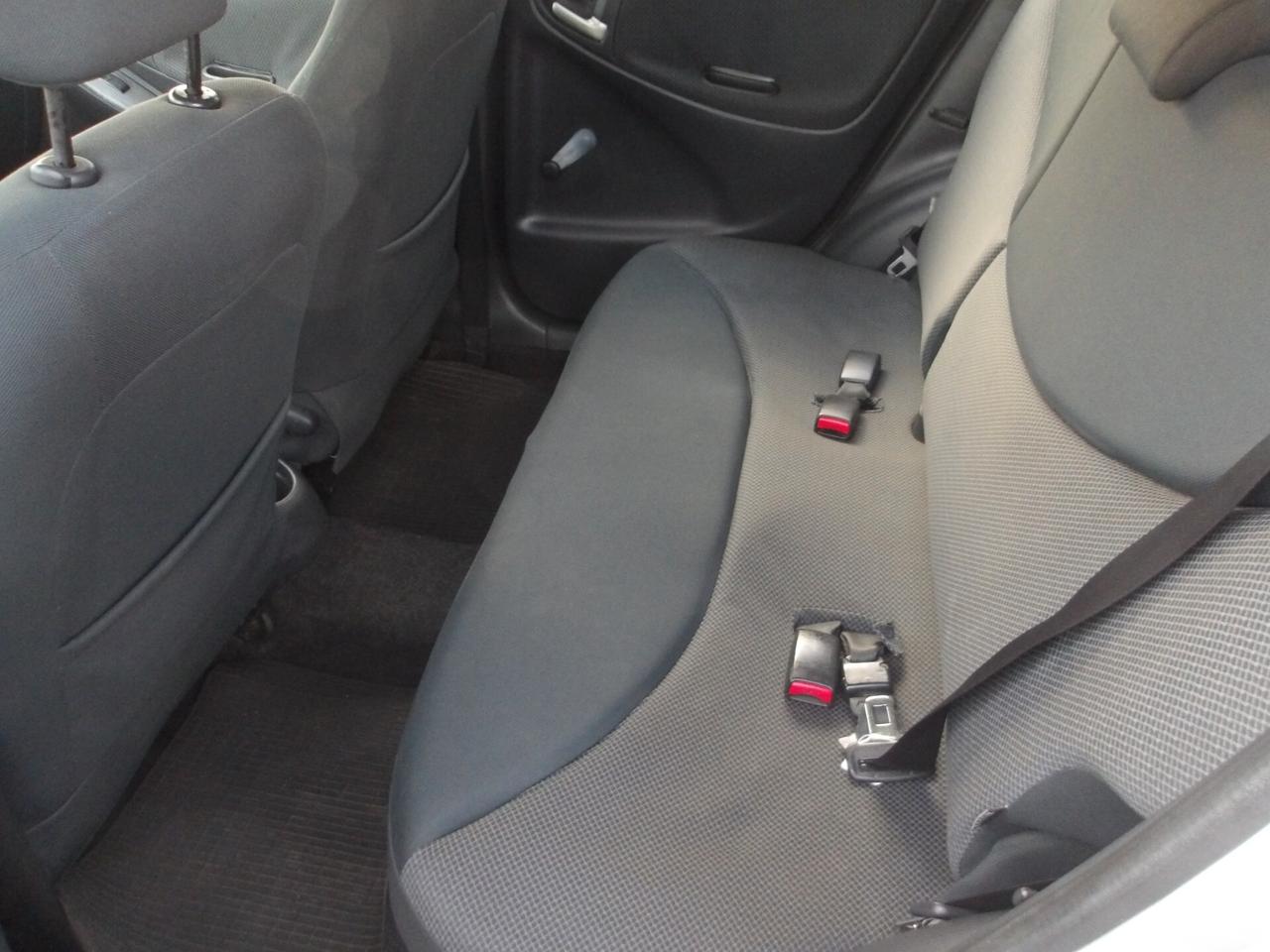 TOYOTA YARIS 1.3 BENZ-2005