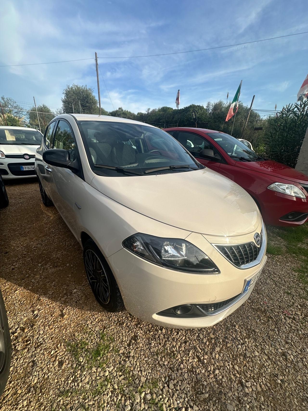 Lancia Ypsilon 1.0 FireFly 5 porte S&S Hybrid Ecochic Silver