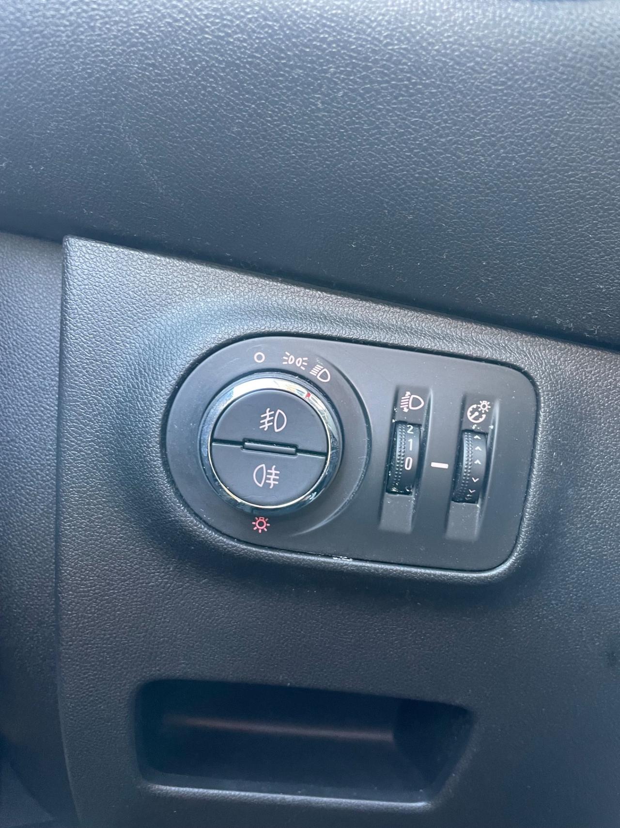 Opel Corsa 1.4 90CV GPL Tech 5 porte b-Color