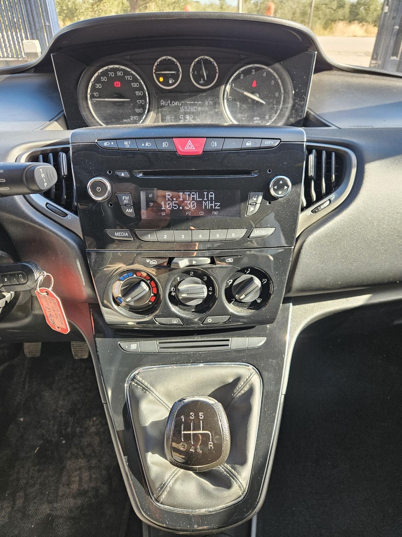 Lancia Ypsilon 1.2 69 CV 5 porte S Momodesign