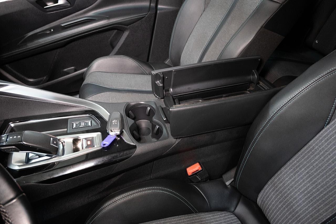 Peugeot 3008 1.5 Blue HDi 130 cv ALLURE EAT8 Cockpit