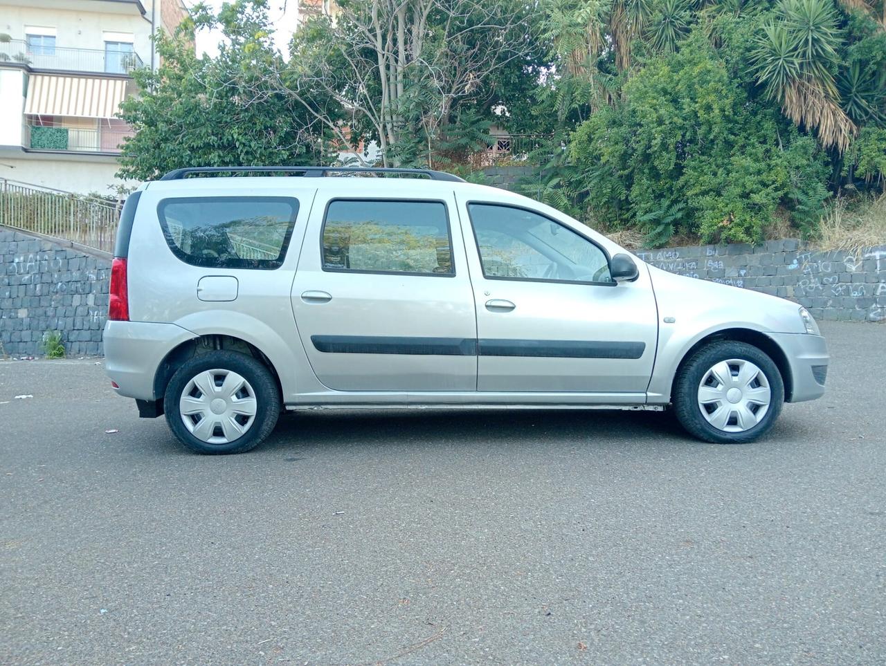 Dacia Logan pianale ribassato trasporto disabili