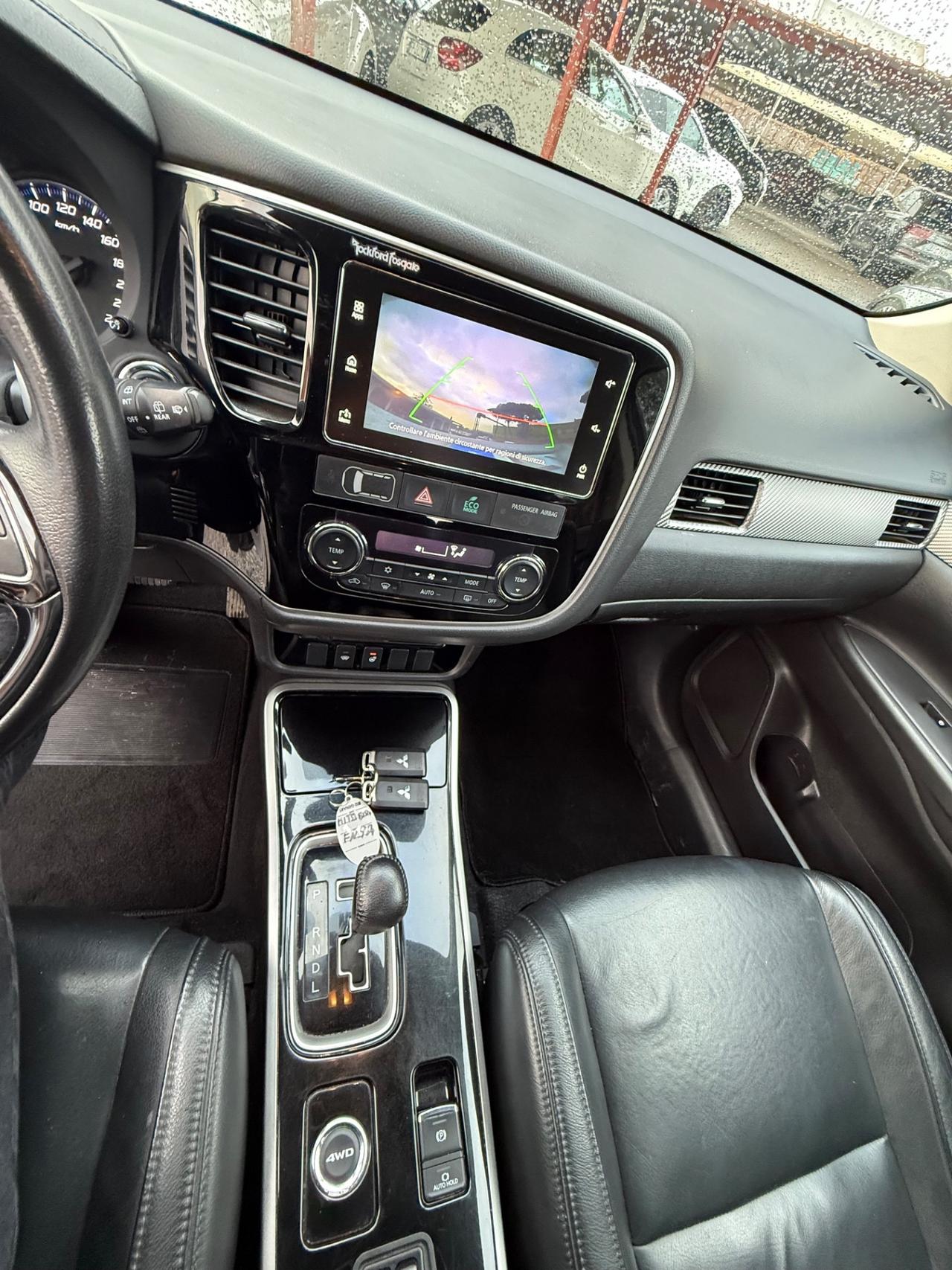 Outlander 2.2 DI-D 4x4-Instyle -7 posti-unipro-rate-E6