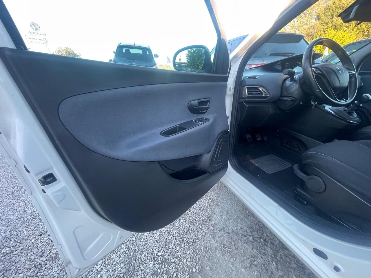 Lancia Ypsilon Gold Hybrid 1.0 FireFly 70cv