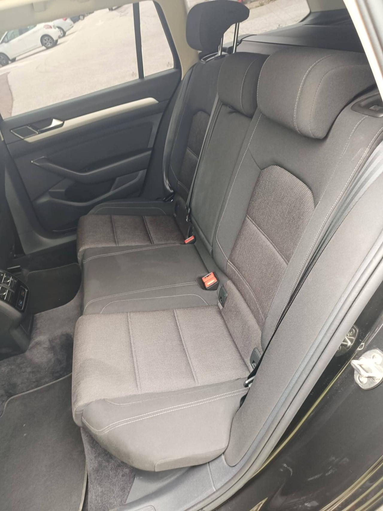 Volkswagen Passat Variant 1.6 TDI SCR DSG Business BMT