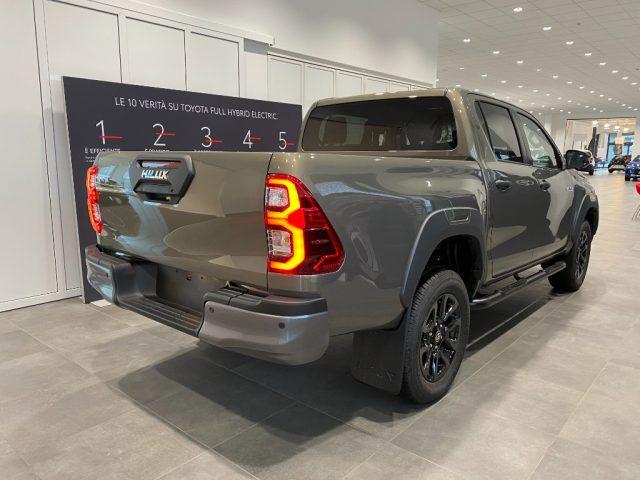 TOYOTA Hilux 2.8 D A/T 4WD 4 porte Double Cab Invincible