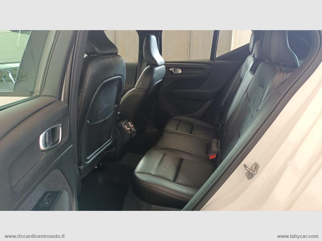 VOLVO XC40 B4 AWD Geartronic Momentum Pro