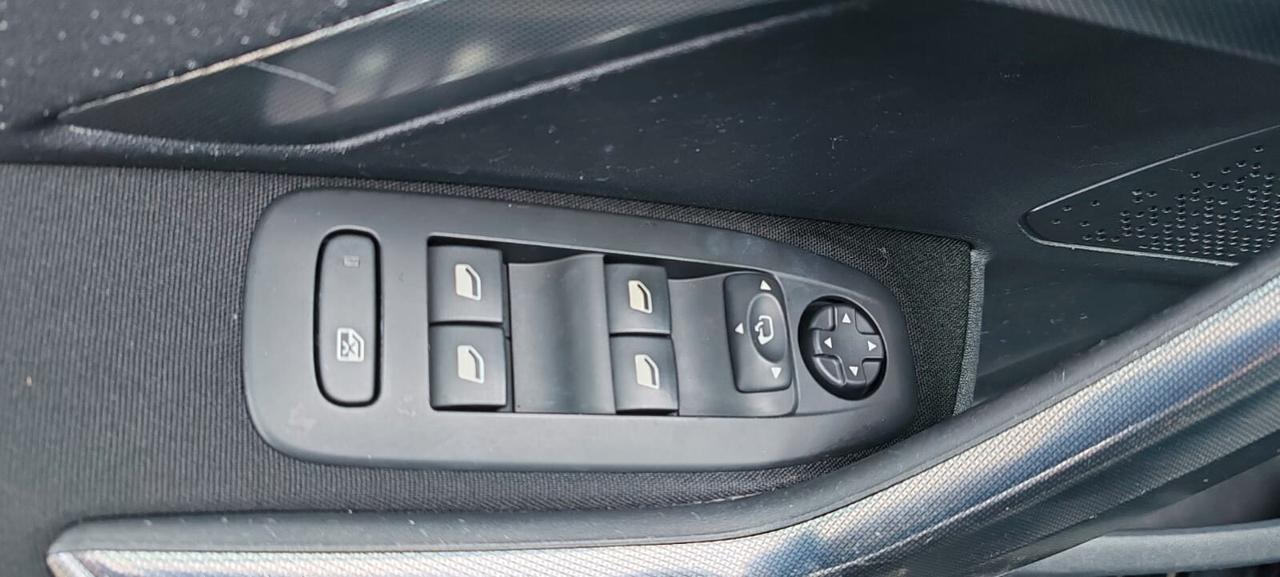 Peugeot 2008 BlueHDi 100 Allure Incidentata/Sinistrata