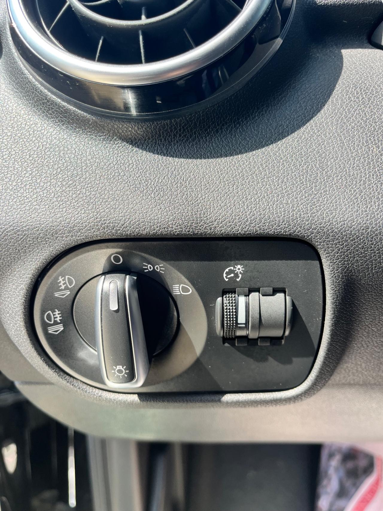 Audi A1 1.6 TDI 105 CV S-Line fari uxeno