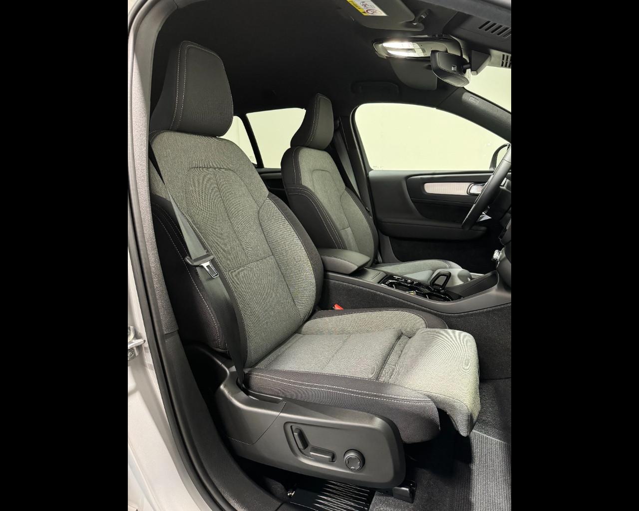 VOLVO XC40 B3 GEARTRONIC PLUS DARK