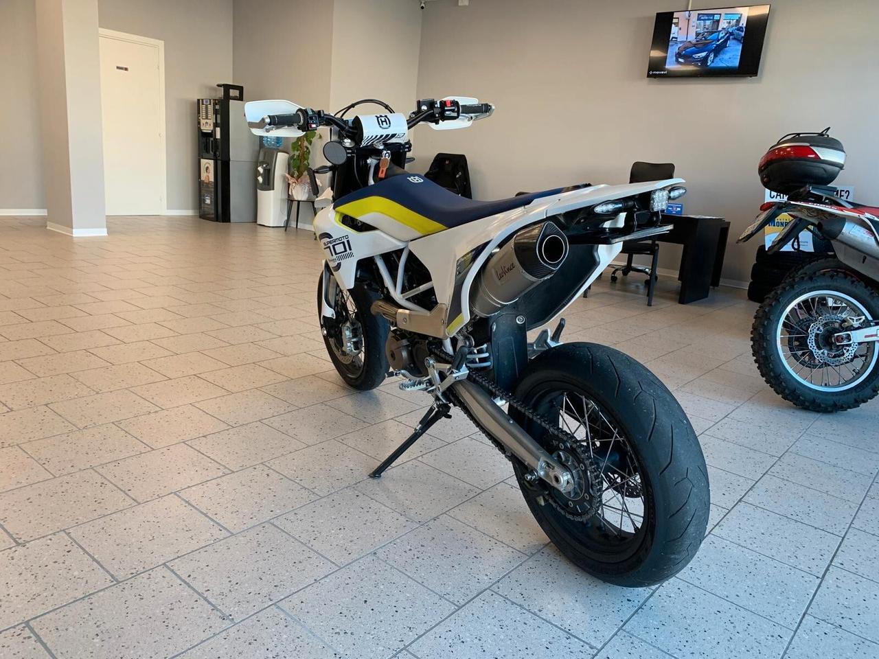 Husqvarna 701 Supermoto pat. A2