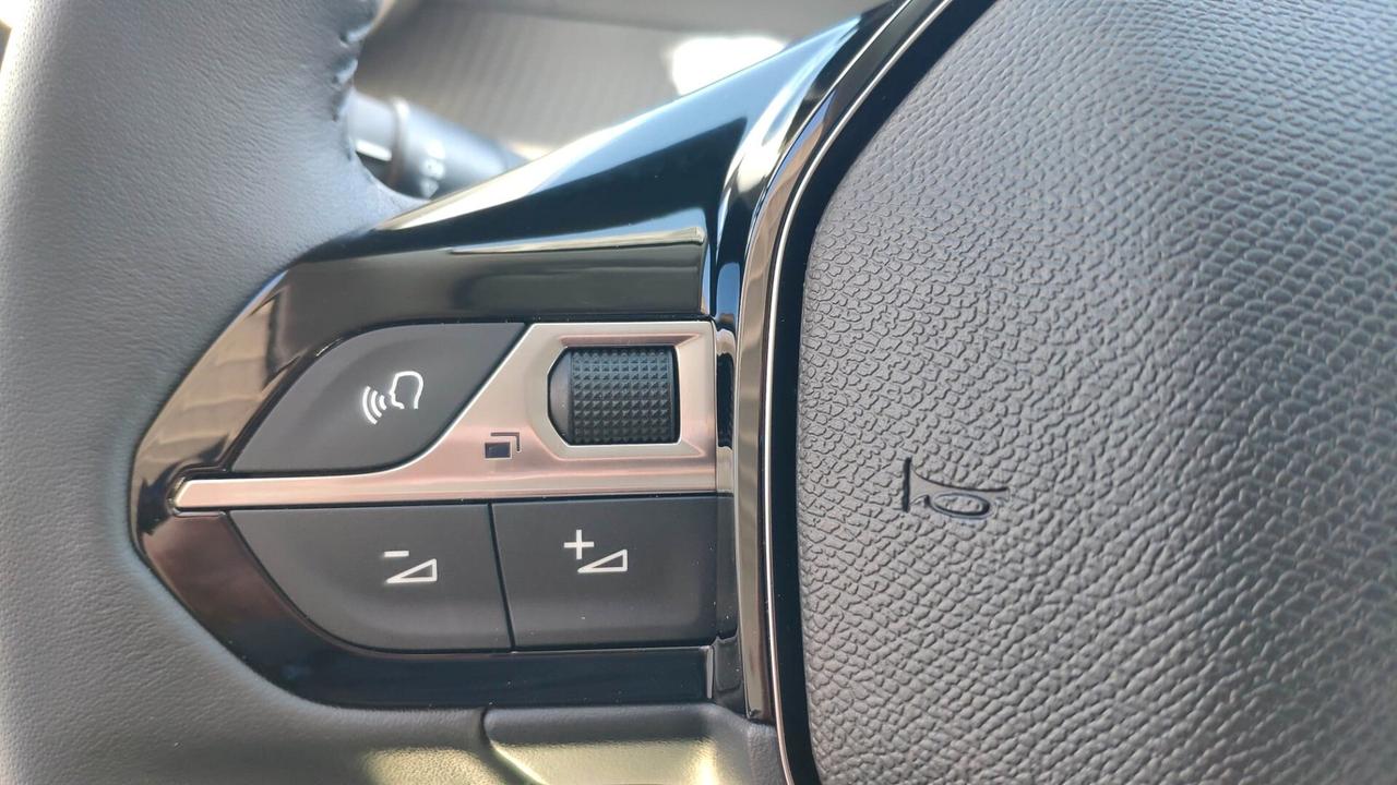 Peugeot 208 Allure 1200 Benz 100 CV Km0