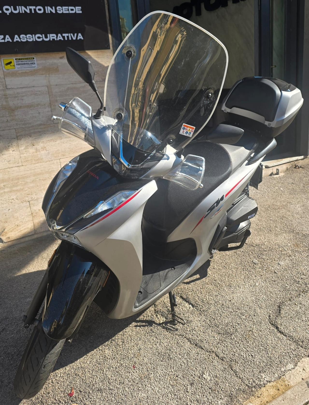 Honda SH 350 Sport con paravento e bauletto
