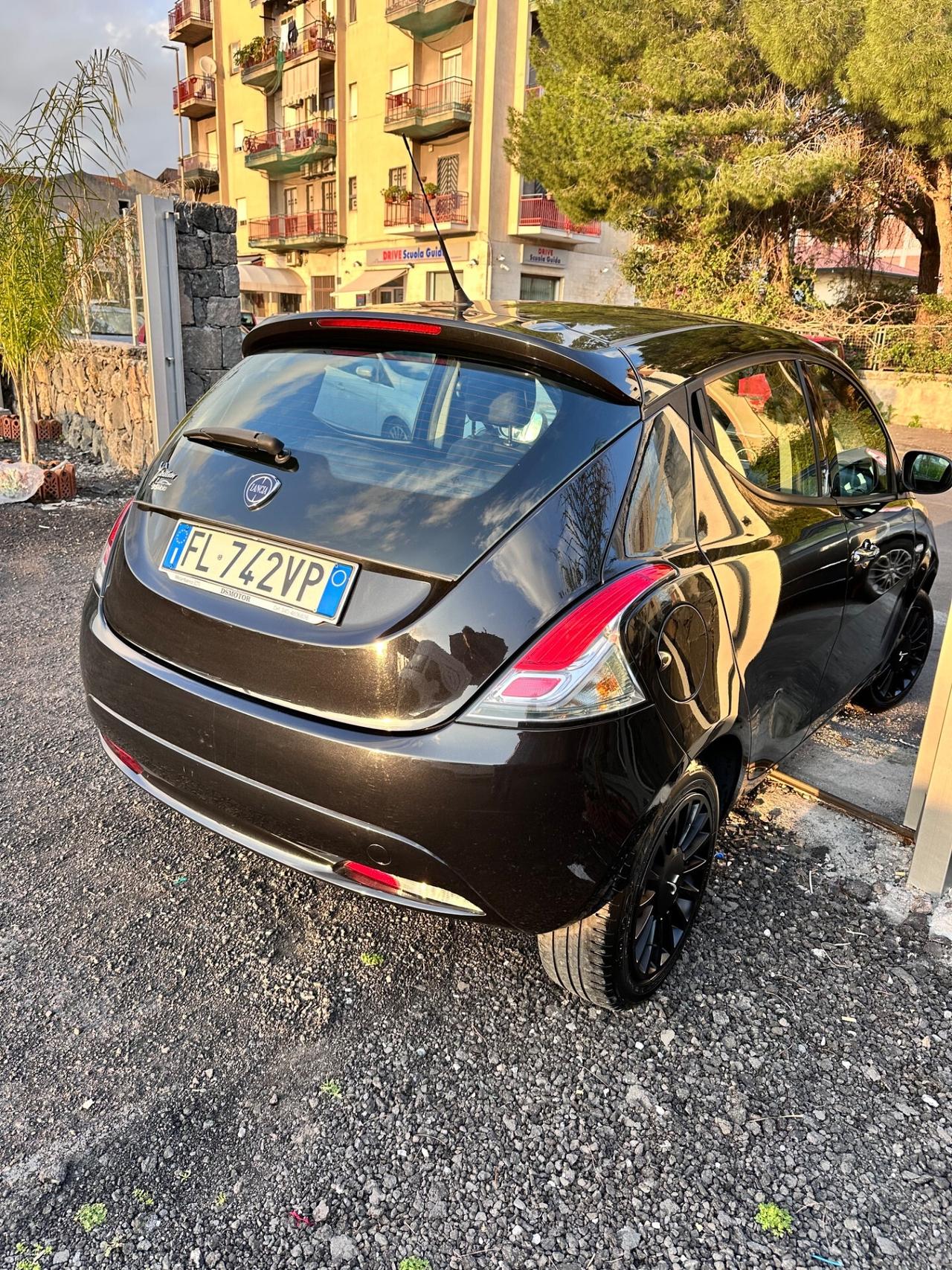 Lancia Ypsilon 1.2 69 CV 5 porte Silver