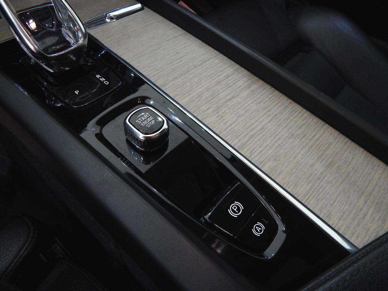 Volvo XC60 2.0 b4 Plus Bright Pro Aut. TETTO-NAVI-PELLE-PARK