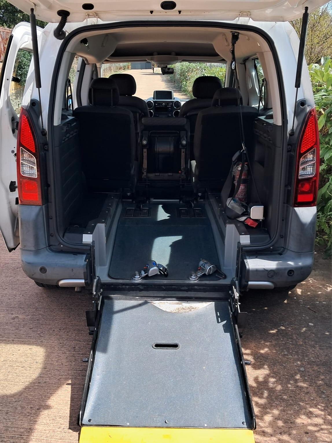 PEUGEOT PARTNER TRASPORTO DISABILI PIANALE RIBASSATO