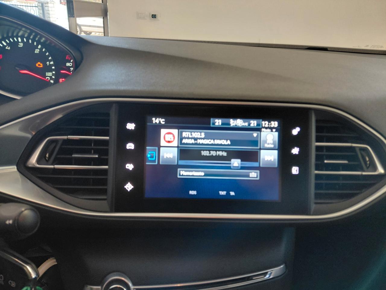 PEUGEOT 3008 ANNO 2016 DS 1.6 ADATTA NEOPATENTATI KM 140 MILA