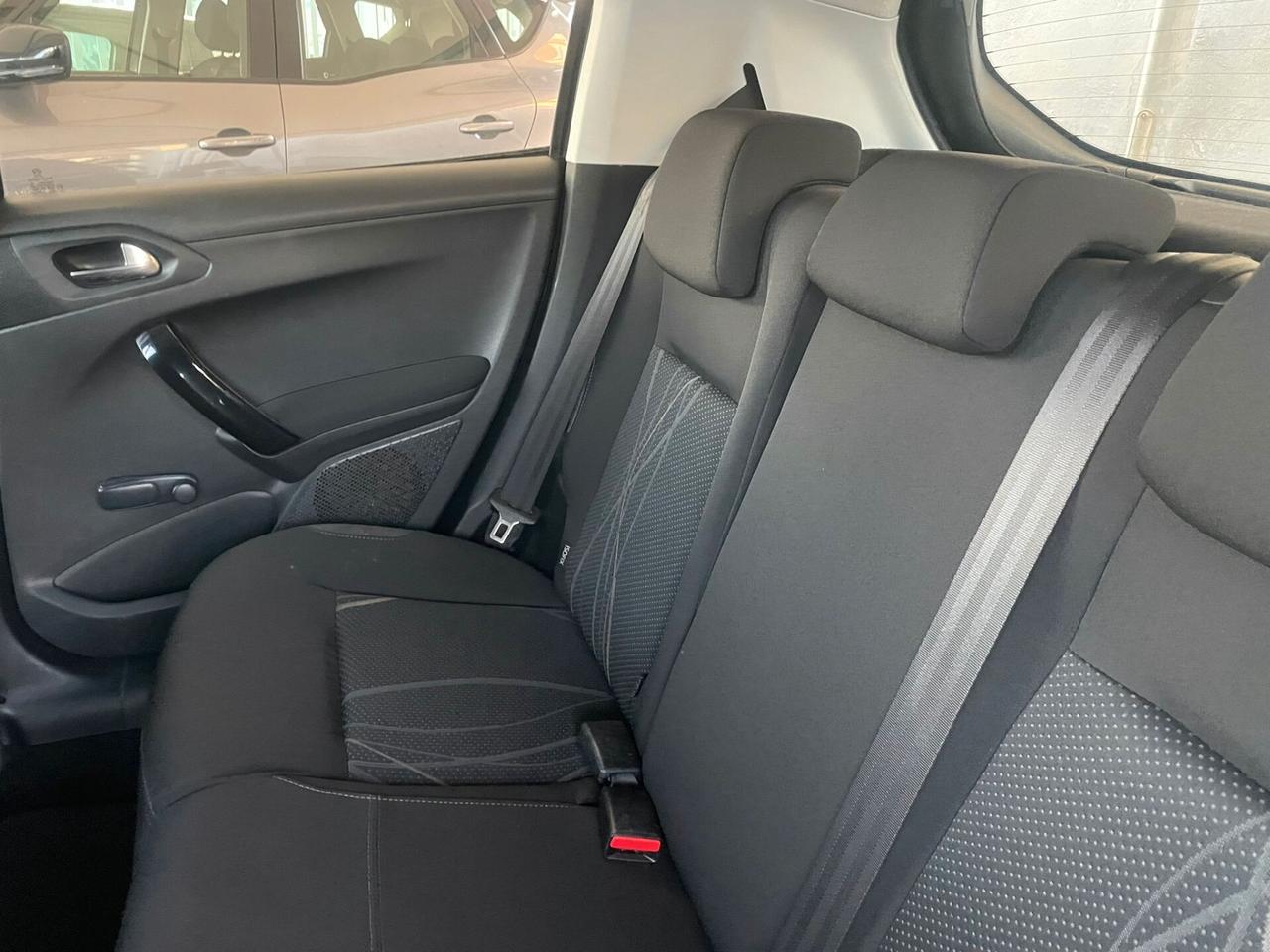 Peugeot 208 1.4 HDi 68 CV 5 porte Allure