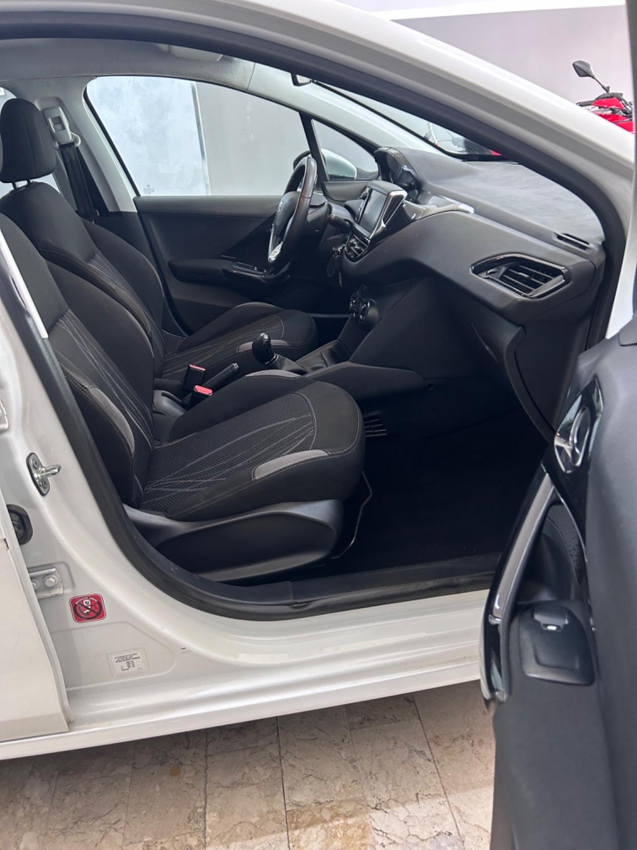 Peugeot 208 1.4 HDi 68 CV 5 porte Allure