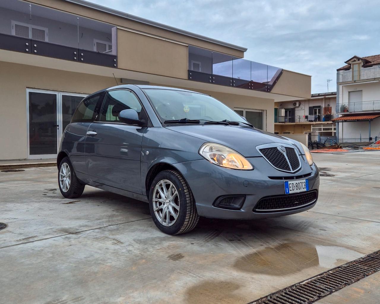 Lancia Ypsilon 1.3 MJT 75 CV Platino