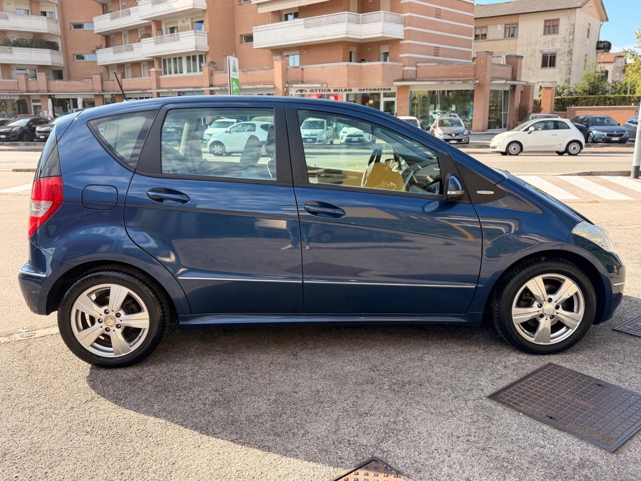 MERCEDES A180 automatico benzina neopatentati
