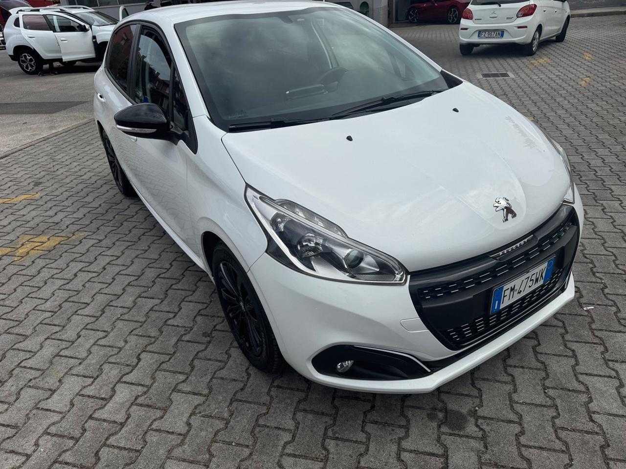 Peugeot 208 PureTech 82 5 porte neopatentati