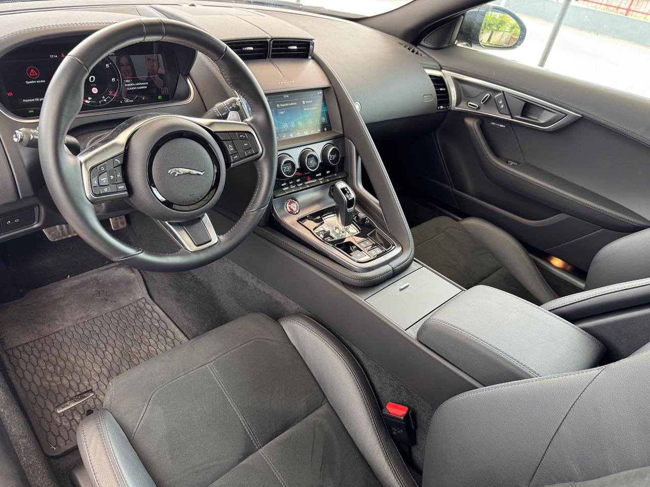 Jaguar F-Pace R-Dynamic Black 2.0 P 300