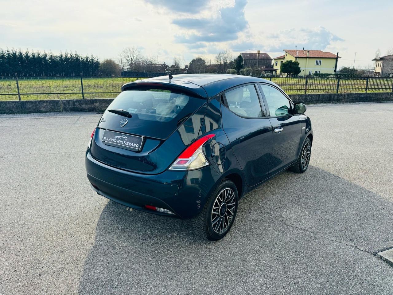 Lancia Ypsilon 1.2 benzina 2016 neo patentati