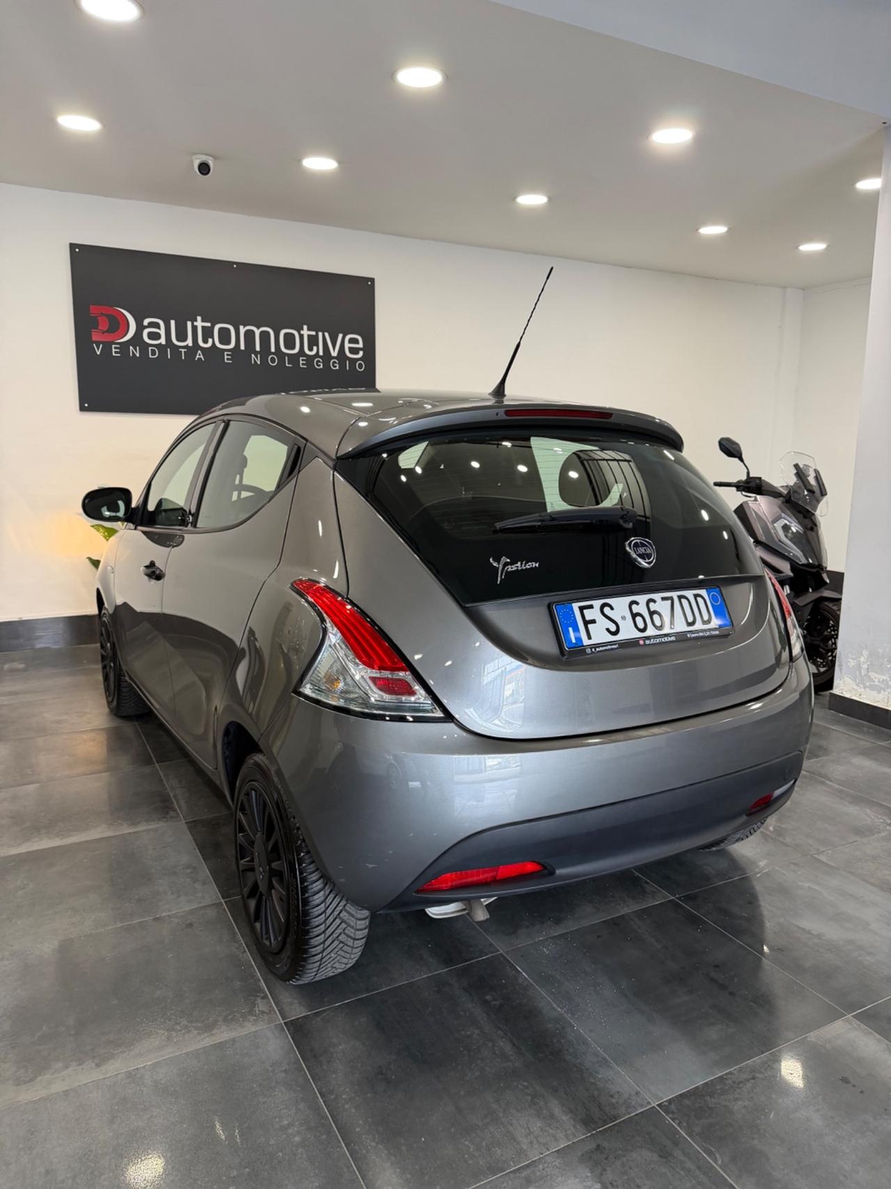 Lancia Ypsilon Elefantino Blu Gpl casa madre