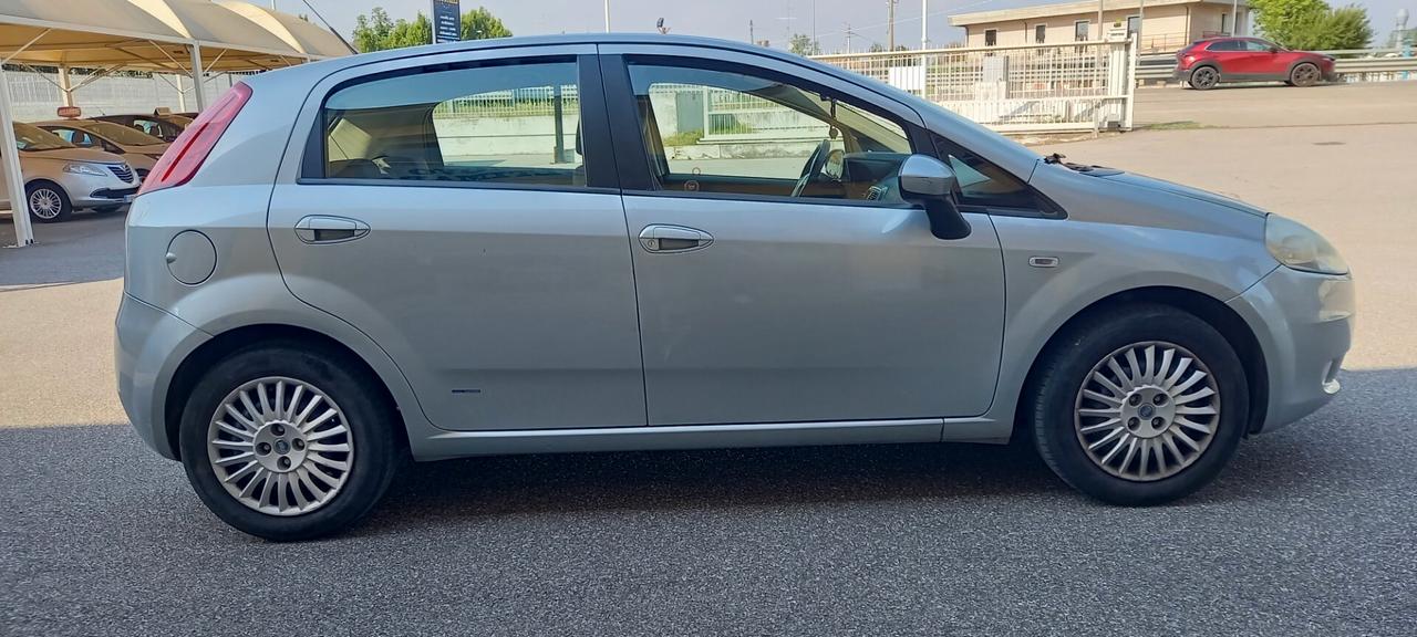 Fiat Punto CC. 1.242 Benzina 5 Porte 5 Posti Utilizzabile anche per i Neopatentati.