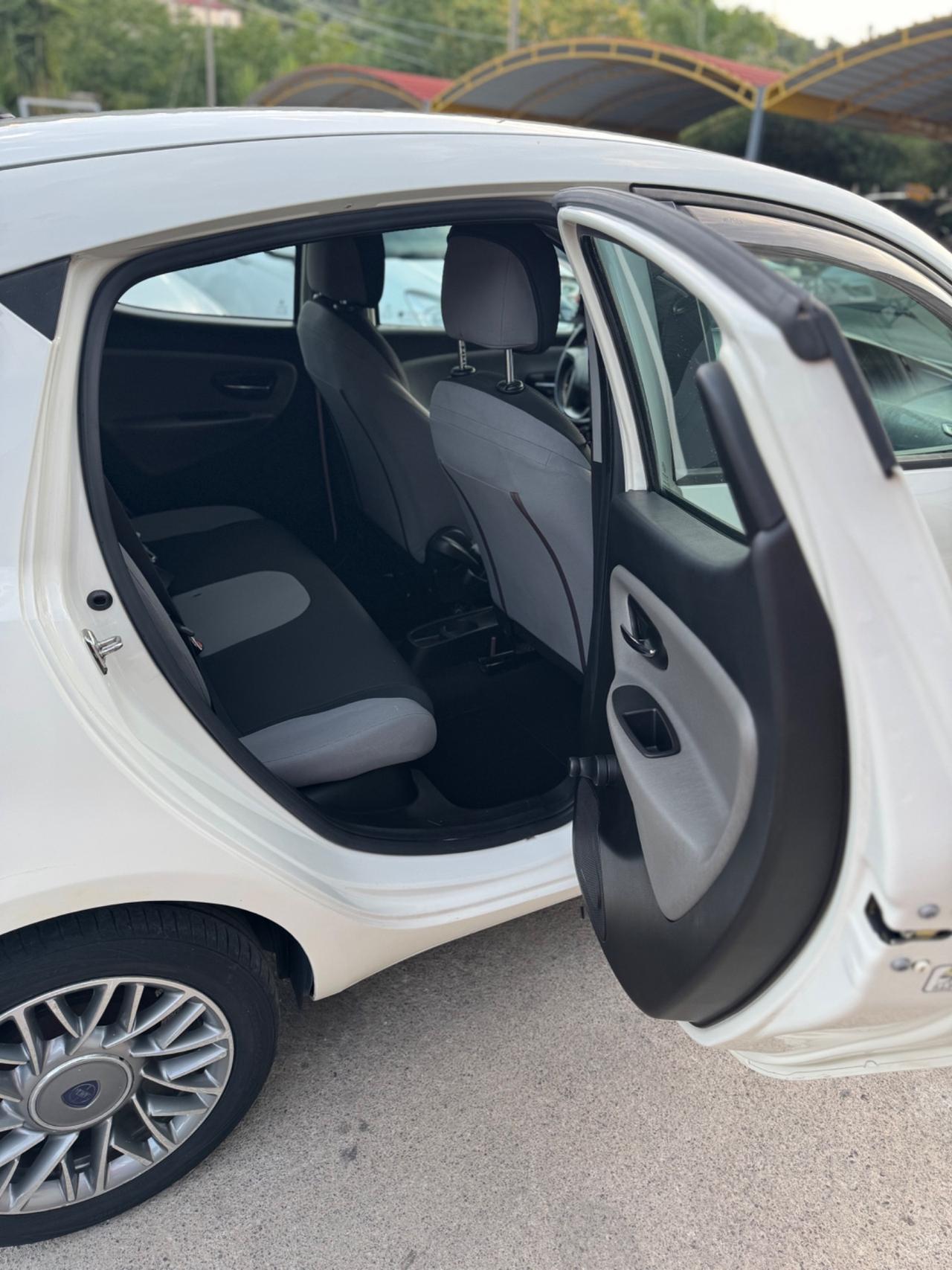 Lancia Ypsilon 1.3 MJT 16V 95 CV 5 porte S&S Silver
