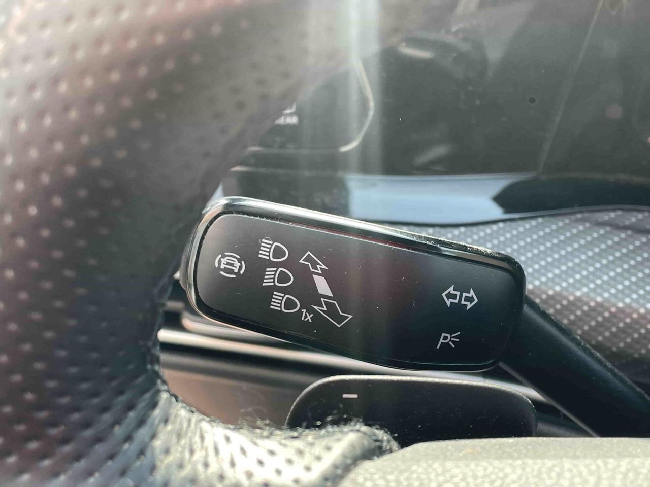 Volkswagen Golf 1.5 eTSI 130 CV EVO ACT DSG R-Line