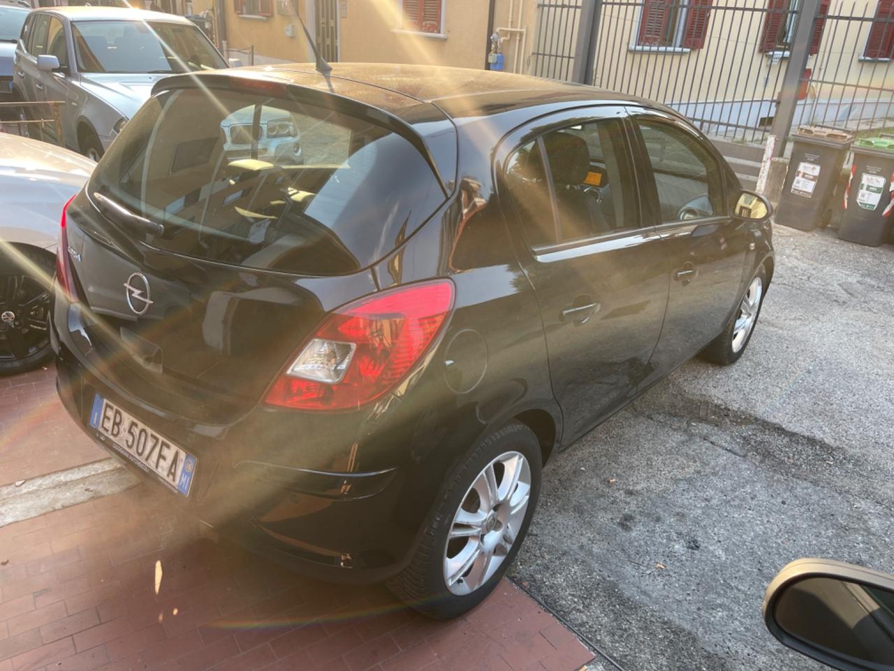 Opel Corsa 1.4 16V 5 porte Cosmo