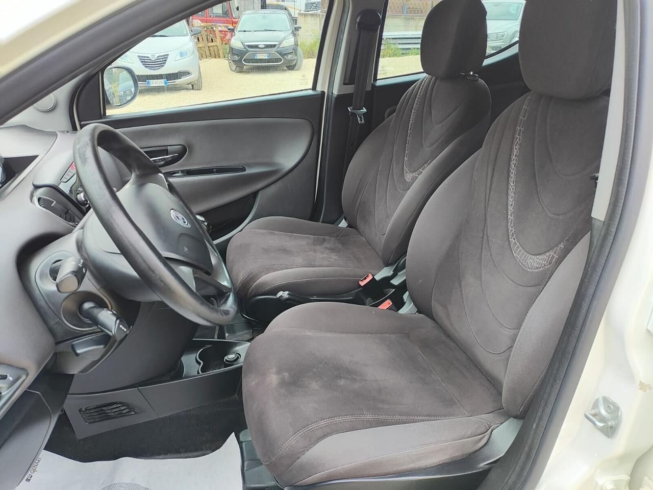 Lancia Ypsilon 0.9 TwinAir 85 CV bianco perla