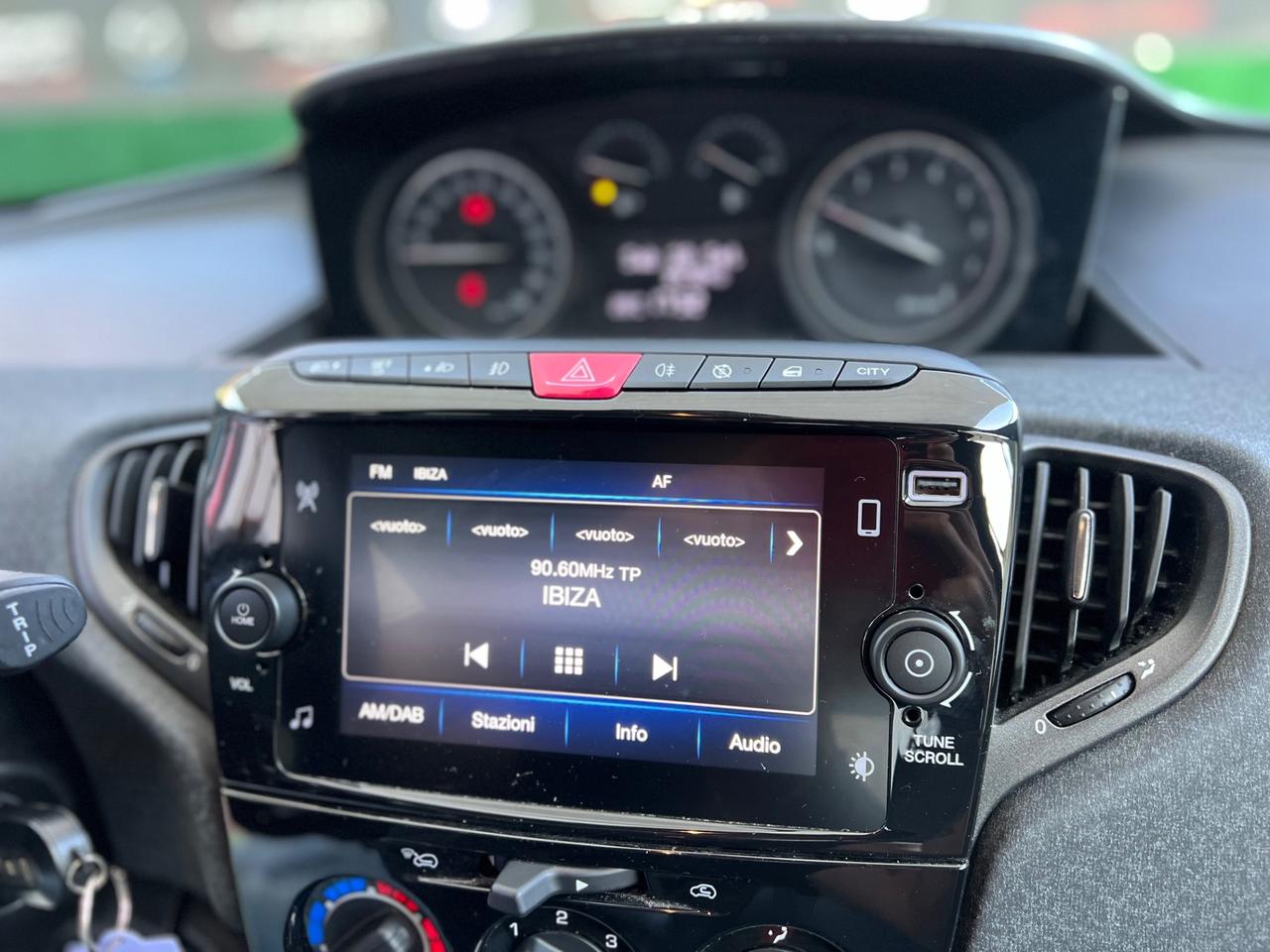 Lancia Ypsilon 1.0 FireFly 5 porte S&S Hybrid Silver