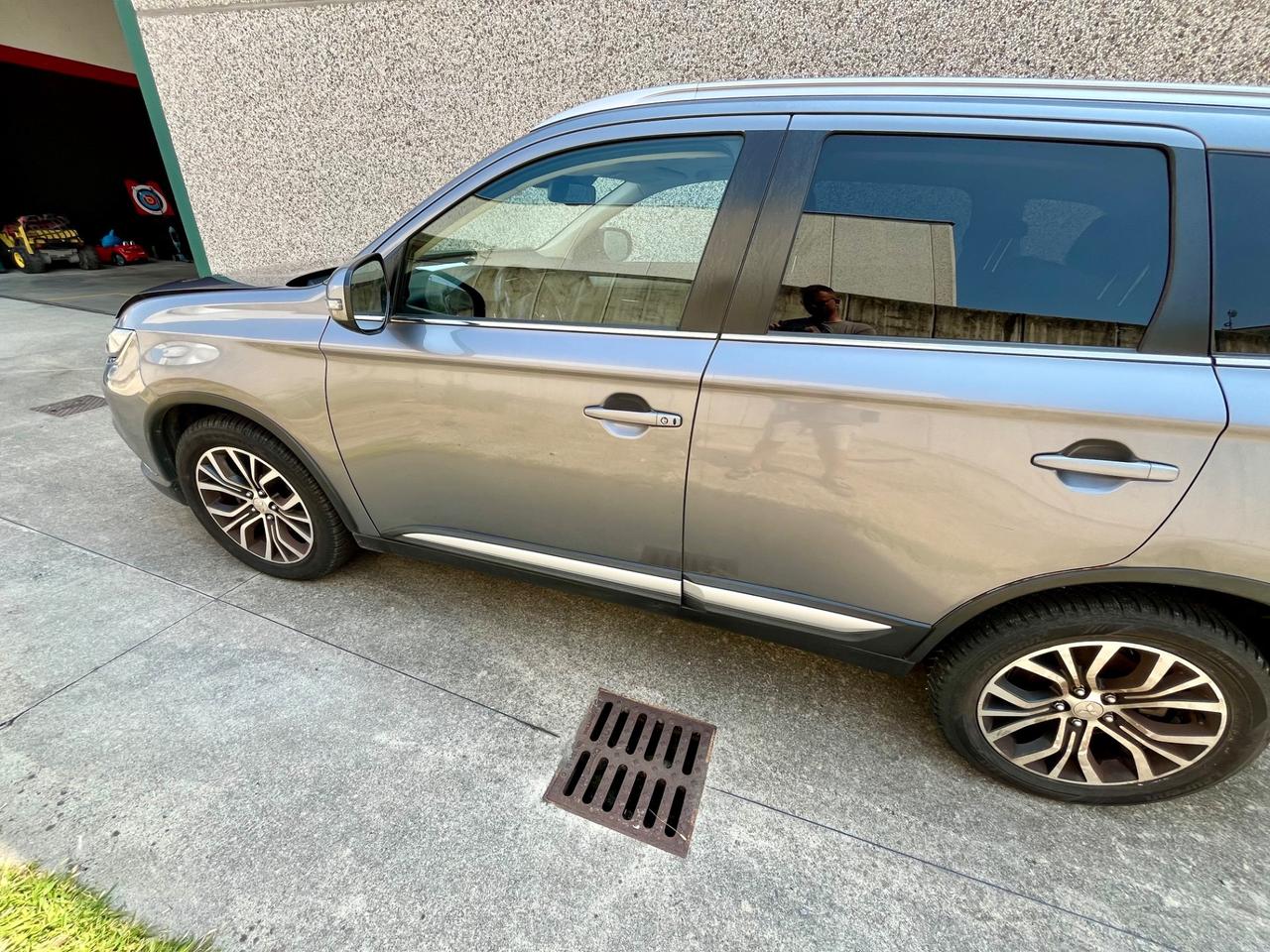Mitsubishi Outlander 2.2 DI-D 4WD Instyle Plus SDA 7 posti