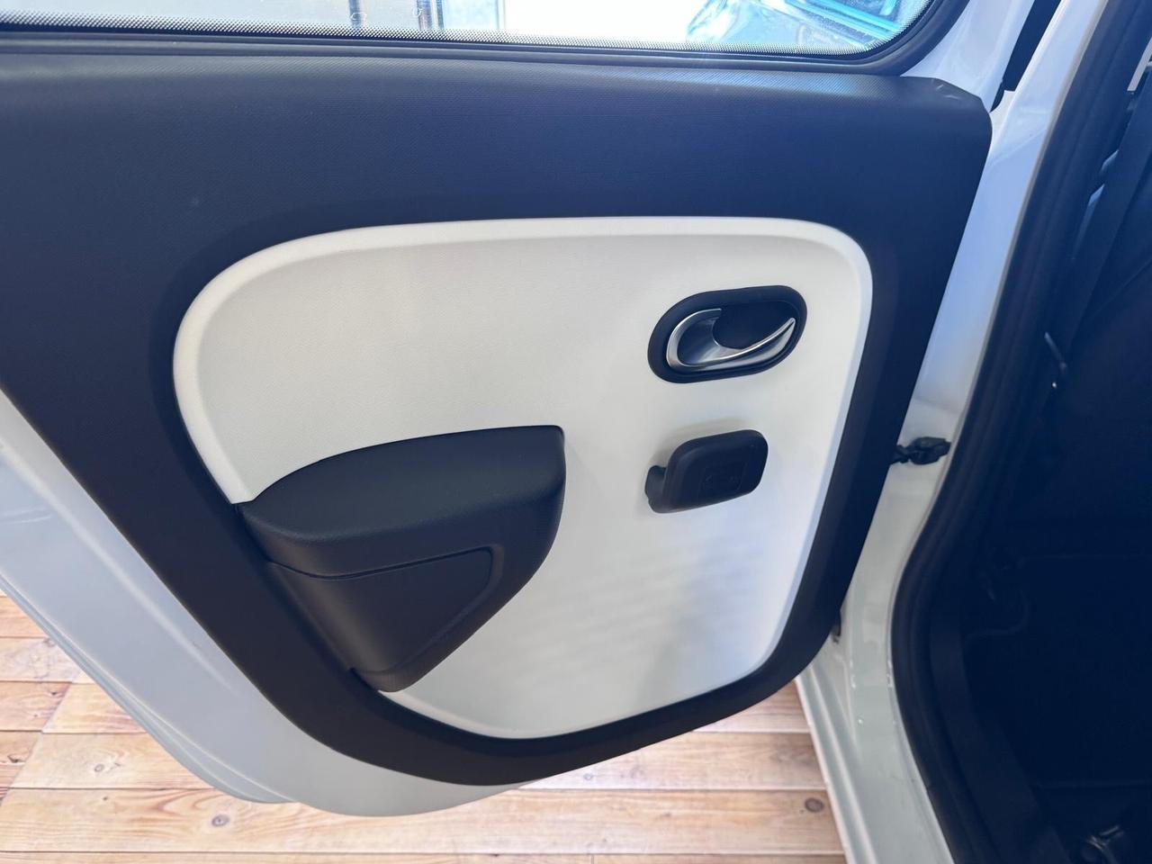 Renault Twingo 1.0 65cv NEOPATENTATI , LED NAVI CLIMA AUTO, UNIPRO