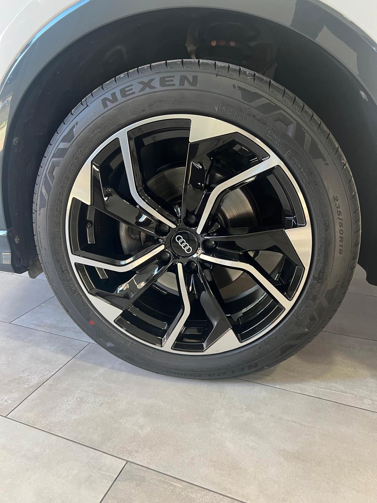 Audi Q3 35 TDI Identity Black