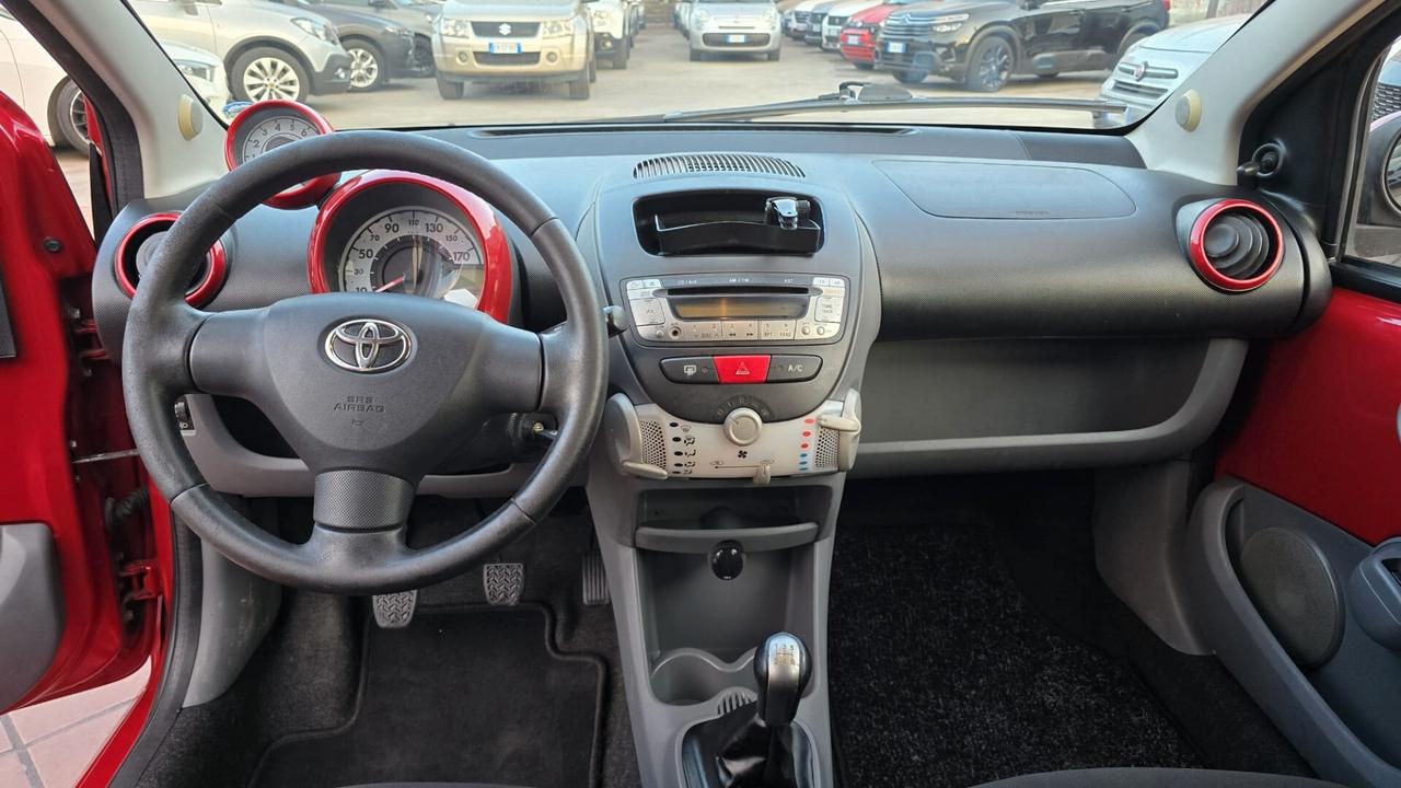 Toyota Aygo 1.0 12V VVT-i 5 porte Sol Connect Red Edition