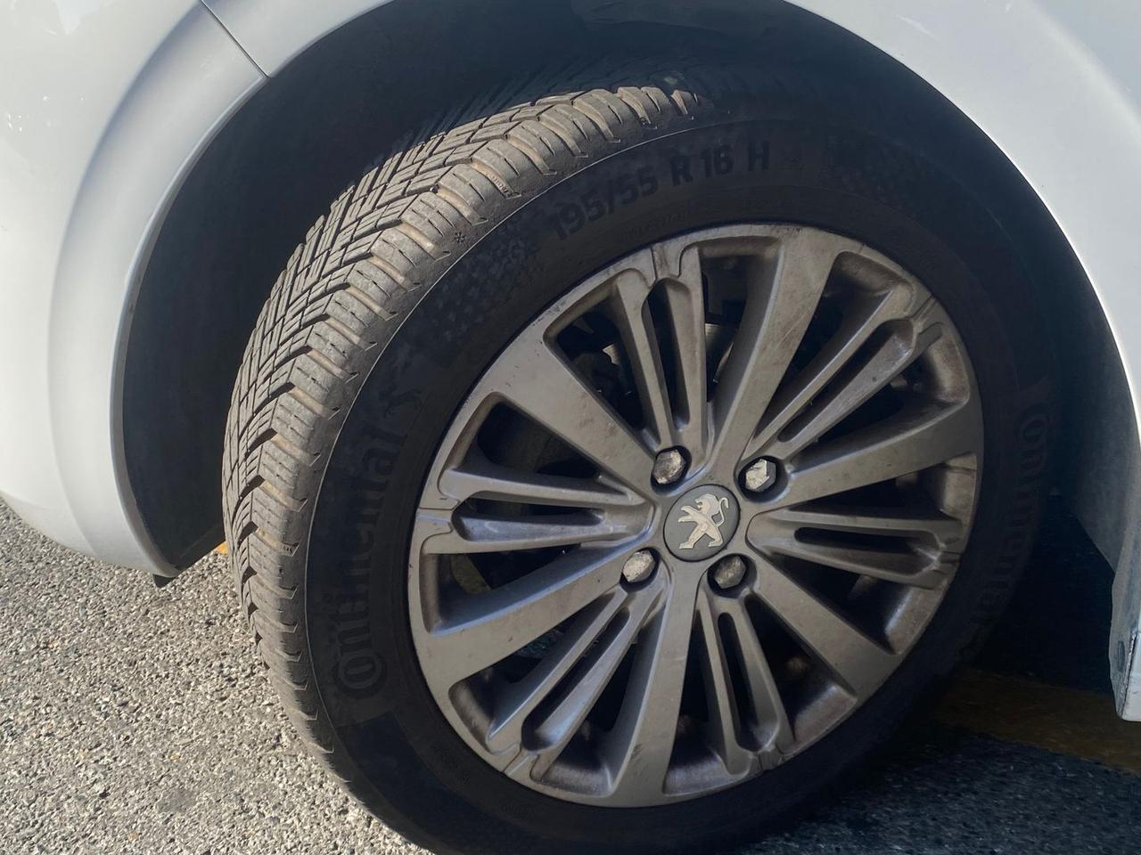 Peugeot 208 life #11893